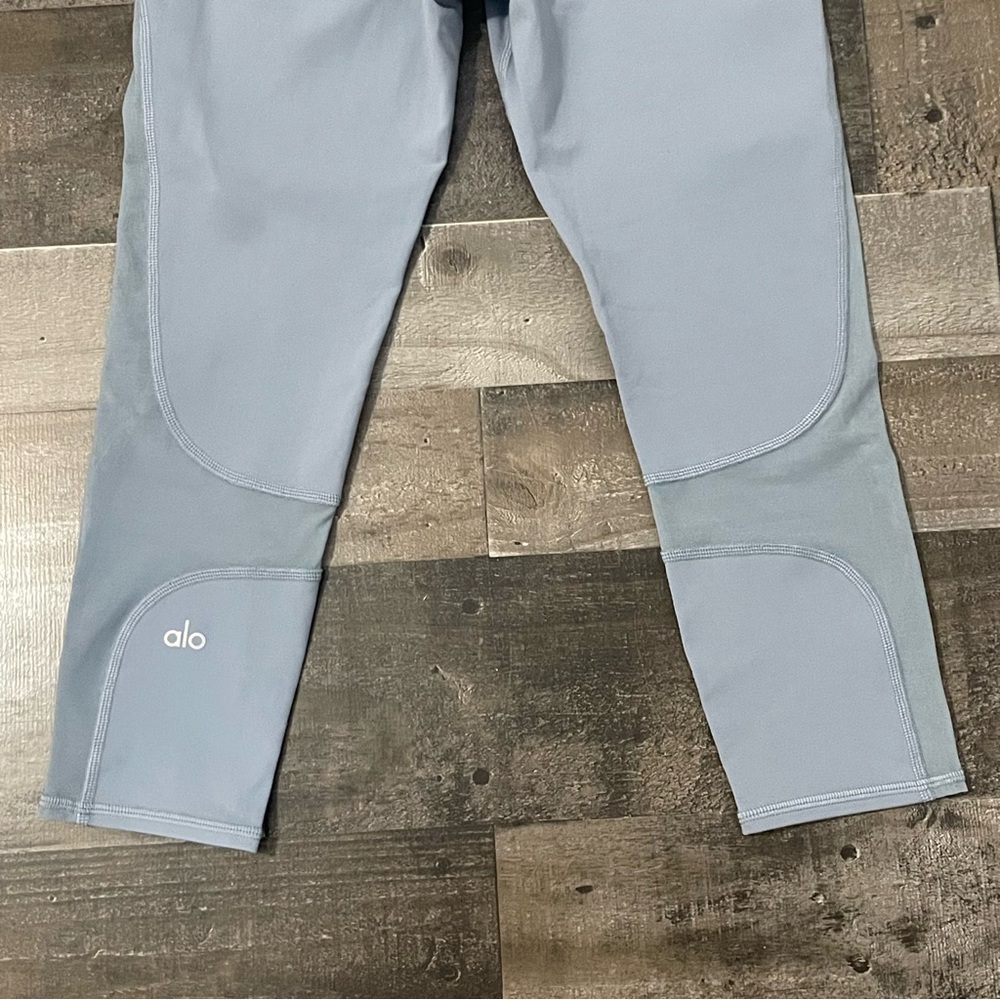 Alo Yoga Coast Capri Leggings High Waist Mesh Cropped Women’s size S Blue Haze - Picture 8 of 12
